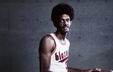 La presión pudo a Martin en la NBA. Otro número 1 para olvidar, había parado incluso a Bill Walton jugando para la Universidad Loyola Chicago, pero naufragó en la mejor Liga del mundo. Elegido por delante de futuras estrellas como Bob McAdoo o Julius Erving, apenas disputó cuatro temporadas con promedios de 5,3 puntos y 4,6 rebotes. Con una media que nunca pasó de los 14 minutos por partido y saliendo de suplente, se retiró en 1976, con tan solo 25 años y uno de los errores más grandes de la historia del draft. Curiosamente, su gran rival en la Universidad, Bill Walton, coincidió con él en los Blazers, con los Blazers en 1977, conquistando el anillo solo un año después de la retirada de Martin.
