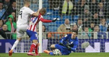 Courtois atrapa el balón.