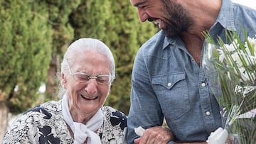 Feliz día de la mujer trabajadora. Luisa Cantero (98) AKA La Tata se pasó toda la vida trabajando, primero cuidando a su madre desde sus 12 años y posteriormente como limpiadora de hogar y de unas piscinas municipales.
A sus 92 años comenzó a rodar como protagonista #100DiasConLaTata que terminó con 96 y aún tendría energía para hacer la secuela y bailar en un tablao flamenco porque si algo le sobra es arte.
FELICIDADES TATA!
Desde @pacienciafilms te queremos tu director favorito @miguelamunoz y todo el equipo al que alegraste la vida durante el rodaje de la película más especial y emocionante que se haya hecho en el cine ?
PD: Si, el #8M es mañana pero sólo de felicitar un día antes porque mañana no iba a ser posible subir el post #8Marzo