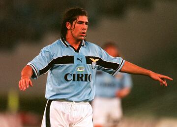 En la temporada 99/00 la Lazio ganó su segundo Scudetto y delantero chileno fue el máximo goleador de ese año. El conjunto italiano pagó a River Plate más de 17 millones de euros en la temporada 98/99 para fichar al de Temuco. 