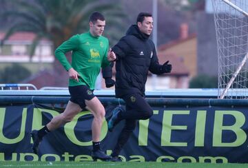 Álvaro Mantilla, lesionado desde el primer día de la vuelta de vacaciones, trotando junto al preparador físico Dani Salvador.