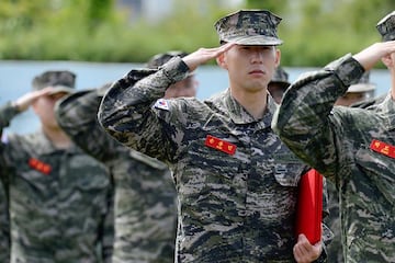 La estrella del conjunto inglés Son Heung-min se encuentra desde el 20 de abril realizando la formación militar en el cuerpo de los marines de su país (Corea del Sur).
