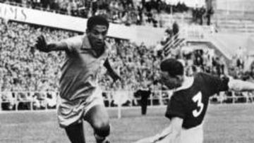 A la izquierda, Garrincha ante Mel Hopkins, de Gales, durante los cuartos de final del Mundial de Suecia el 19 de junio de 1958. 