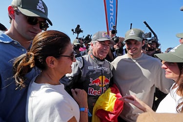 Carlos Sainz del equipo Audi Sport celebra  su victoria en la categoría de coches con su hijo, Carlos Sainz Jr. y su esposa, Reyes Vázquez de Castro.