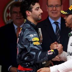 Hamilton: "Ricciardo es el líder de Red Bull y debe quedarse"