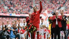 Lahm bids emotional farewell as Bayern Munich honour retiring captain