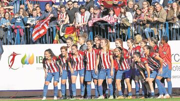 Las chicas del Atl&eacute;tico celebraron con su afici&oacute;n en el Calder&oacute;n la victoria ante el Barcelona. 