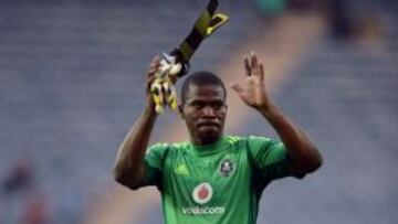 Meyiwa, con su club, Orlando Pirates.