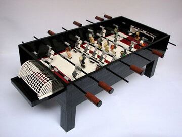 Este original futbolín realizado por el usuario de Fliker "2x4" está hecho con las piezas de Lego y una gran variedad de figuras de la colección de Lego Star Wars. Enfrenta a la "República" con el "Imperio".