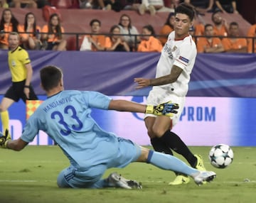 El centrocampista del Sevilla Joaquín Correa asiste a su compañero Ben Yedder para que marque el segundo gol del equipo ante el Maribor, durante el partido de la segunda jornada de la fase de grupos de la Liga de Campeones