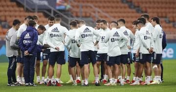 Jesús Casas, segudo entrenador, con el grupo de jugadores.