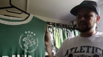 Felipe tiene una colección de más de 600 camisetas de Atlético Nacional. Entre sus tesoros más preciados están algunas que usó el defensor central Andrés Escobar.