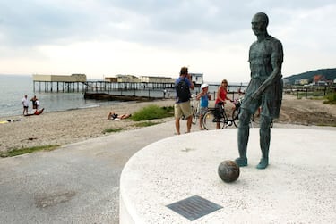 La estatua del ex futbolista sueco se encuntra en su localidad natal, Helsingborg. Larsson, a pesar de jugar en el extranjero, siempre regresaba a su hogar cuando tenía ocasión y tras terminar su contrato con el FC Barcelona en 2006, tras conseguir la Copa de Europa en la que dio dos asistencias de gol, regresó al Helsinborgs IF, club donde se formó.