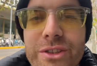 Sale del metro en China y se queda a cuadros con lo que ve encima de una moto: “Es muy bueno”