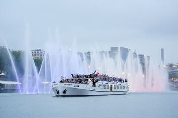 La barca de la expedición navega por el río Sena durante la ceremonia de inauguración de los Juegos  Olímpicos de París 2024.