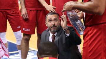 GRAF9081. LAS PALMAS DE GRAN CANARIA, 28/01/2018.- El entrenador del Tecnyconta Zaragoza, Jota Cuspinera, da instrucciones a sus jugadores durante el partido de la liga ACB contra el Herbalife Gran Canaria, disputado hoy en el Gran Canaria Arena, en Las Palmas de Gran Canaria. EFE/Elvira Urquijo A.