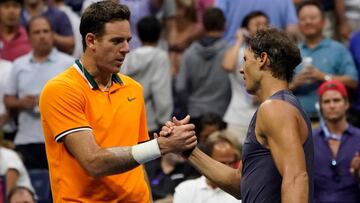 Rafa Nadal saluda a Juan Martin del Potro tras su retirada en el U.S. Open en el USTA Billie Jean King National Tennis Center.