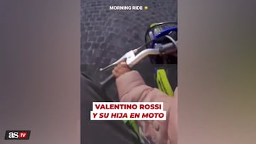 Valentino Rossi le enseña a su hija a montar en moto