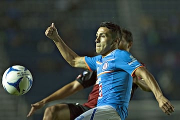 El argentino no encontró cabida en Boca Juniors y tuvo que buscar opción a préstamo en 2015. Cruz Azul lo recibió ya iniciado el torneo y debutó en Liga MX en la décima fecha. 