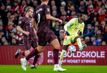 Nico Williams en acción durante el encuentro que ha disputado España contra Dinamarca en el Parken Stadion en Copenhague.