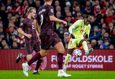 Nico Williams en acción durante el encuentro que ha disputado España contra Dinamarca en el Parken Stadion en Copenhague.