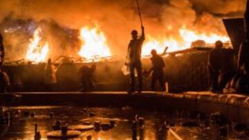 Kiev ha vivido la dureza de las manifestaciones; a la derecha, tropas ucranianas juegan ante la mirada de las rusas. Debajo, la selección exiliada a Chipre.