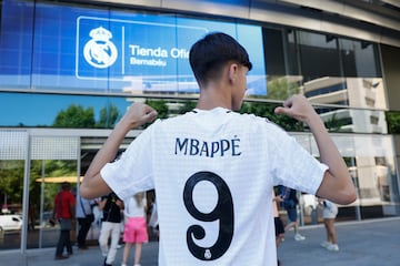 Venta de la camiseta de MBappé con el Real Madrid.