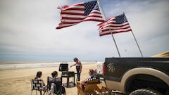 Familia disfrutando de la playa en Bolivar Peninsula, Texas, USA. Mayo 17, 2020.