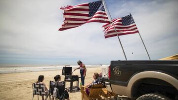 Familia disfrutando de la playa en Bolivar Peninsula, Texas, USA. Mayo 17, 2020.