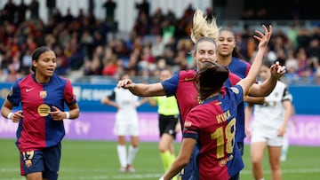 SANT JOAN DESPÍ (BARCELONA), 09/03/2025.- La centrocampista del FC Barcelona Francisca 'Kika' Nazareth (d, delante) celebra tras marcar el 2-1 ante el Valencia CF durante su partido de la Liga F de fútbol femenino disputado este domingo en el Estadi Johan Cruyff en Sant Joan Despí, Barcelona. EFE/ Toni Albir