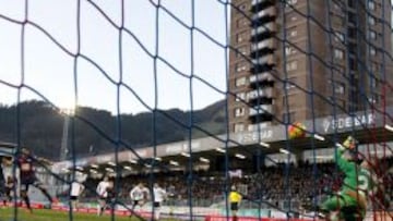 GRA262. EIBAR (GIPUZKOA), 13/12/2015.- El portero del Valencia, Jaume Domenech, detiene un penalti ante el centrocampista del Eibar Saul Berjón, durante el partido de la decimoquinta jornada de Liga que disputan hoy en el estadio Ipurua de la localidad guipuzcoana de Eibar. EFE/Javier Etxezarreta.