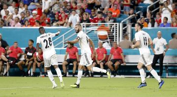 2-1. Karim Benzema celebró el primer gol.