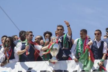 Los jugadores de la selección portuguesa camino de la fiesta posterior a la recepción con el presidente de Portugal.