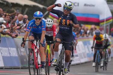 La española Paula Ostiz Taco celebra su victoria en la prueba júnior femenina de ciclismo en ruta, en el Campeonato Mundial de Ciclismo de Ruta en Kigali, Ruanda.