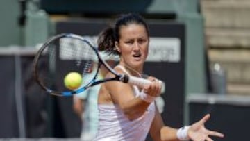 Arruabarrena devuelve un golpe a la alemana Mona Barthel.
