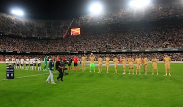 Formación de los equipos del Valencia y el FC Barcelona.