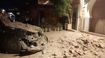 Vista de un vehículo dañado y escombros después del terremoto en Marrakech, Marruecos. Esta imagen proviene de una captura de pantalla de un vídeo subido a redes sociales.