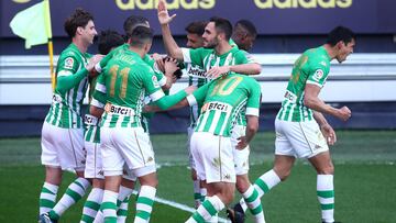 Los jugadores del Betis celebran su gol.