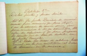 CAPÍTULO 3º. DE LAS JUNTAS Y FONDOS SOCIALES.
Artículo 13º. La Junta Directiva se reunirá cuando fuere necesario, ya para otorgar o no la admisión de nuevos socios, imponer correcciones a los ya admitidos, decretar su expulsión o ya para preparar los asuntos que se han de discutir en las Juntas Generales.
Artículo 14º. Cada tres meses se celebrará Junta General, en la que constituirá el orden de discusión en la misma:
