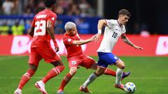 ATLANTA, GEORGIA - JUNE 27: Christian Pulisic of United States and Cristian Martinez of Panama battle for the ball during the CONMEBOL Copa America USA 2024 Group C match between Panama and United States at Mercedes-Benz Stadium on June 27, 2024 in Atlanta, Georgia.   Hector Vivas/Getty Images/AFP (Photo by Hector Vivas / GETTY IMAGES NORTH AMERICA / Getty Images via AFP)