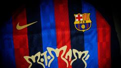 GRAF731. BARCELONA, 15/03/2023.- El FC Barcelona presentó este miércoles el logotipo de 'Motomami', el último álbum de Rosalía, que lucirá en la camiseta del primer equipo de fútbol en el Clásico de LaLiga Santander que disputará el próximo domingo en el Spotify Camp Nou. Será la segunda vez esta temporada que la elástica azulgrana promocionará la creación musical de la mano de Spotify, el principal socio comercial del club catalán. En el Madrid-Barça del pasado 16 de octubre, el equipo que dirige Xavi Hernández ya lució el logotipo del cantante y compositor canadiense Drake. Ahora, ha llegado el turno de Rosalía, la cantante catalana más internacional del momento. EFE/ FC BARCELONA/German Parga - SOLO USO EDITORIAL/SOLO DISPONIBLE PARA ILUSTRAR LA NOTICIA QUE ACOMPAÑA (CRÉDITO OBLIGATORIO) -
