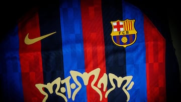 GRAF731. BARCELONA, 15/03/2023.- El FC Barcelona presentó este miércoles el logotipo de 'Motomami', el último álbum de Rosalía, que lucirá en la camiseta del primer equipo de fútbol en el Clásico de LaLiga Santander que disputará el próximo domingo en el Spotify Camp Nou. Será la segunda vez esta temporada que la elástica azulgrana promocionará la creación musical de la mano de Spotify, el principal socio comercial del club catalán. En el Madrid-Barça del pasado 16 de octubre, el equipo que dirige Xavi Hernández ya lució el logotipo del cantante y compositor canadiense Drake. Ahora, ha llegado el turno de Rosalía, la cantante catalana más internacional del momento. EFE/ FC BARCELONA/German Parga - SOLO USO EDITORIAL/SOLO DISPONIBLE PARA ILUSTRAR LA NOTICIA QUE ACOMPAÑA (CRÉDITO OBLIGATORIO) -