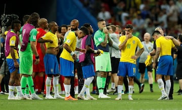 Los jugadores brasileños desolados tras la eliminación.