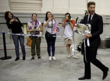 Real Madrid's Sergio Ramos carries the Champions League trophy as he arrives at Madrid's townhall for a victory ceremony May 25, 2014. Real Madrid won its 10th Champions League title after beating Atletico Madrid in the final match in Lisbon.  REUTERS/Andrea Comas (SPAIN  - Tags: SPORT SOCCER)  