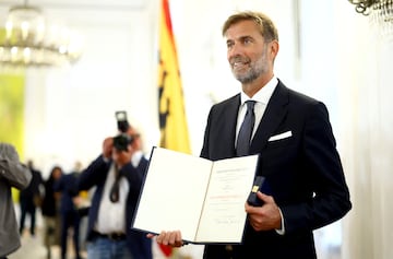 Former FC Liverpool manager Juergen Klopp poses with the Order of Merit of the Federal Republic of Germany at Bellevue Palace to mark the unification day in Berlin, October 1, 2024. REUTERS/Lisi Niesner