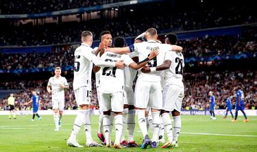 1-0. Karim Benzema celebra el primer tanto con sus compañeros.