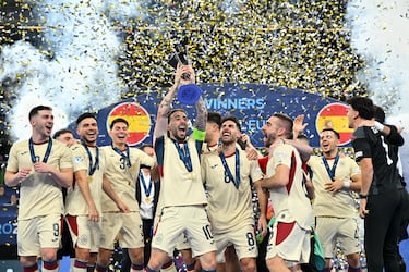 Mario Rivillos Plaza de España levanta el trofeo de la Eurocopa de Fútbol Sala de la UEFA 2026 después de la victoria del equipo como campeón de la Eurocopa de Fútbol Sala de la UEFA 2026.