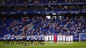 BARCELONA, SPAIN - SEPTEMBER 22: RCD Espanyol and Deportivo Alaves players pays tribute with a minute of silence  during the La Liga Santander match between RCD Espanyol and Deportivo Alav&eacute;s at RCDE Stadium on September 22, 2021 in Barcelona, Spain