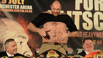 Tyson Fury luce su tripa durante la rueda de prensa previa a su combate con Wladimir Klitschko en el Manchester Arena en 2016.