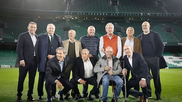 De izquierda a derecha y de arriba a abajo: Buyo, Gordillo, Señor, Rincón, Goiko, Güerri, Zubi, Carrasco, Víctor, José Ángel de la Casa y Sarabia, en el Villamarín 40 años después.